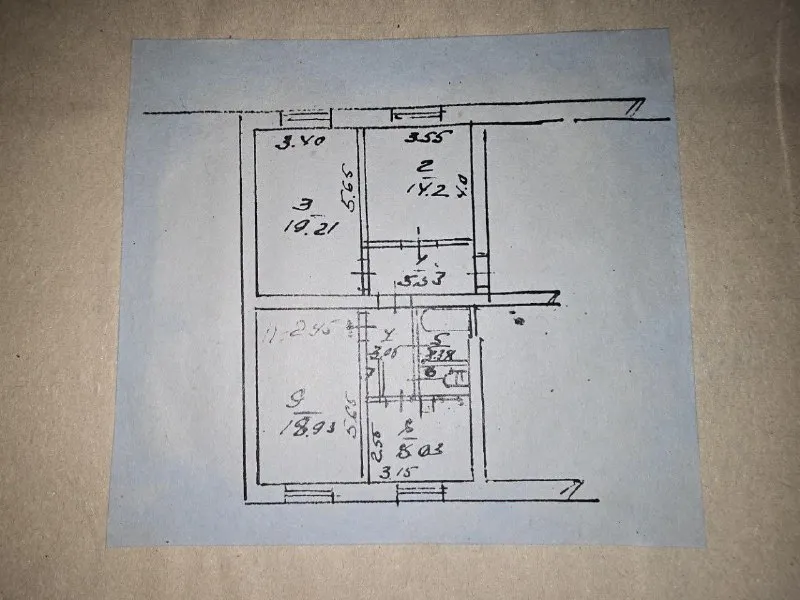харцызск продам крупногабаритную 3-комнатную квартиру в центре, 1/4 кирпичного дома ✅ общая площадь 74.35 квадратных метра, жилая 52.34 ✅ не угловая ✅ высокие потолки ✅ есть подвал и кладовка ✅ водопровод и канализация поменяны ✅ окна пластик ✅ хорошая входная дверь ✅ газовая колонка автомат ✅ все комнаты раздельные ✅ санузел раздельный квартира находится в центре по улице постышева, рядом остановки, магазины, школа, садик, больница. квартира тёплая и сухая, частично с ремонтом 5 400 000₽. +79493493760 +79494450191 екатерина - фотография - 10
