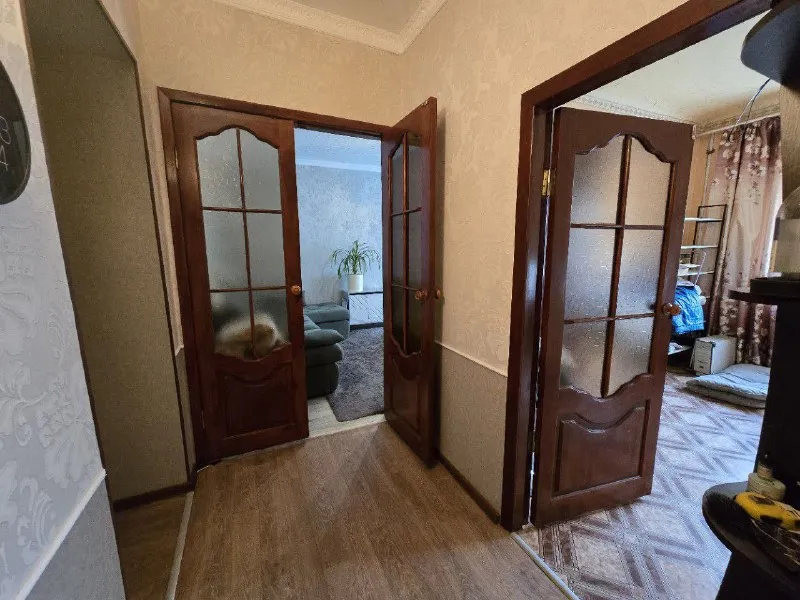 харцызск продам крупногабаритную 3-комнатную квартиру в центре, 1/4 кирпичного дома ✅ общая площадь 74.35 квадратных метра, жилая 52.34 ✅ не угловая ✅ высокие потолки ✅ есть подвал и кладовка ✅ водопровод и канализация поменяны ✅ окна пластик ✅ хорошая входная дверь ✅ газовая колонка автомат ✅ все комнаты раздельные ✅ санузел раздельный квартира находится в центре по улице постышева, рядом остановки, магазины, школа, садик, больница. квартира тёплая и сухая, частично с ремонтом 5 400 000₽. +79493493760 +79494450191 екатерина - фотография - 2