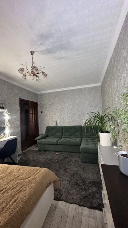 харцызск продам крупногабаритную 3-комнатную квартиру в центре, 1/4 кирпичного дома ✅ общая площадь 74.35 квадратных метра, жилая 52.34 ✅ не угловая ✅ высокие потолки ✅ есть подвал и кладовка ✅ водопровод и канализация поменяны ✅ окна пластик ✅ хорошая входная дверь ✅ газовая колонка автомат ✅ все комнаты раздельные ✅ санузел раздельный квартира находится в центре по улице постышева, рядом остановки, магазины, школа, садик, больница. квартира тёплая и сухая, частично с ремонтом 5 400 000₽. +79493493760 +79494450191 екатерина - фотография - 4