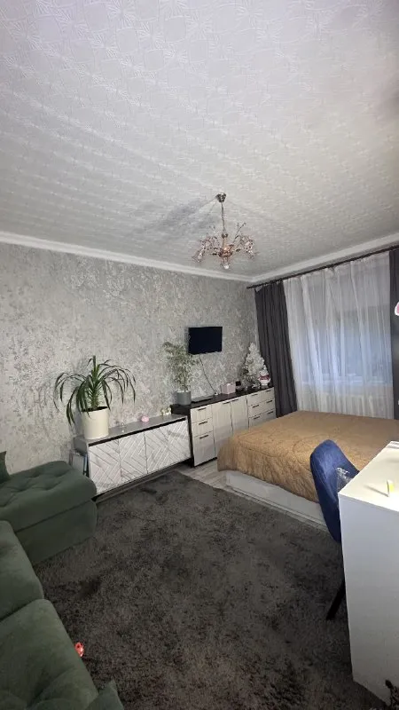 харцызск продам крупногабаритную 3-комнатную квартиру в центре, 1/4 кирпичного дома ✅ общая площадь 74.35 квадратных метра, жилая 52.34 ✅ не угловая ✅ высокие потолки ✅ есть подвал и кладовка ✅ водопровод и канализация поменяны ✅ окна пластик ✅ хорошая входная дверь ✅ газовая колонка автомат ✅ все комнаты раздельные ✅ санузел раздельный квартира находится в центре по улице постышева, рядом остановки, магазины, школа, садик, больница. квартира тёплая и сухая, частично с ремонтом 5 400 000₽. +79493493760 +79494450191 екатерина - фотография - 5