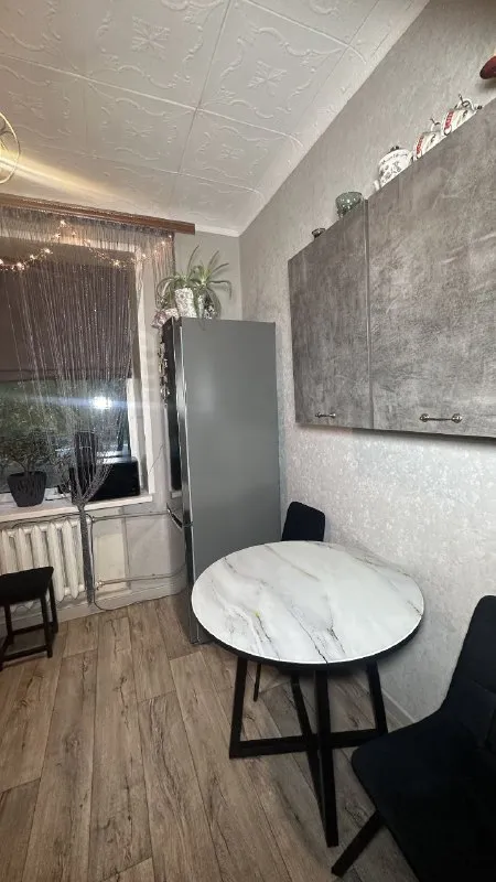 харцызск продам крупногабаритную 3-комнатную квартиру в центре, 1/4 кирпичного дома ✅ общая площадь 74.35 квадратных метра, жилая 52.34 ✅ не угловая ✅ высокие потолки ✅ есть подвал и кладовка ✅ водопровод и канализация поменяны ✅ окна пластик ✅ хорошая входная дверь ✅ газовая колонка автомат ✅ все комнаты раздельные ✅ санузел раздельный квартира находится в центре по улице постышева, рядом остановки, магазины, школа, садик, больница. квартира тёплая и сухая, частично с ремонтом 5 400 000₽. +79493493760 +79494450191 екатерина - фотография - 6