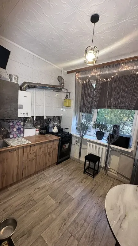 харцызск продам крупногабаритную 3-комнатную квартиру в центре, 1/4 кирпичного дома ✅ общая площадь 74.35 квадратных метра, жилая 52.34 ✅ не угловая ✅ высокие потолки ✅ есть подвал и кладовка ✅ водопровод и канализация поменяны ✅ окна пластик ✅ хорошая входная дверь ✅ газовая колонка автомат ✅ все комнаты раздельные ✅ санузел раздельный квартира находится в центре по улице постышева, рядом остановки, магазины, школа, садик, больница. квартира тёплая и сухая, частично с ремонтом 5 400 000₽. +79493493760 +79494450191 екатерина - фотография - 7