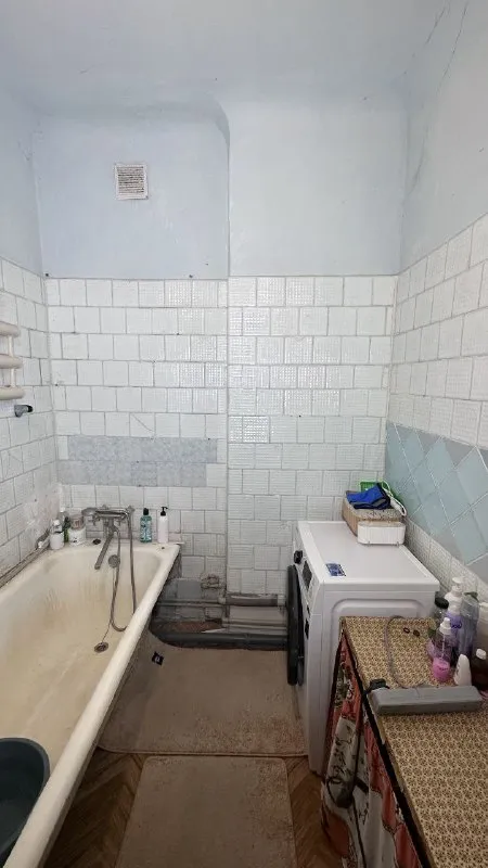 харцызск продам крупногабаритную 3-комнатную квартиру в центре, 1/4 кирпичного дома ✅ общая площадь 74.35 квадратных метра, жилая 52.34 ✅ не угловая ✅ высокие потолки ✅ есть подвал и кладовка ✅ водопровод и канализация поменяны ✅ окна пластик ✅ хорошая входная дверь ✅ газовая колонка автомат ✅ все комнаты раздельные ✅ санузел раздельный квартира находится в центре по улице постышева, рядом остановки, магазины, школа, садик, больница. квартира тёплая и сухая, частично с ремонтом 5 400 000₽. +79493493760 +79494450191 екатерина - фотография - 8