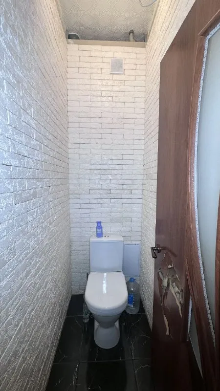 харцызск продам крупногабаритную 3-комнатную квартиру в центре, 1/4 кирпичного дома ✅ общая площадь 74.35 квадратных метра, жилая 52.34 ✅ не угловая ✅ высокие потолки ✅ есть подвал и кладовка ✅ водопровод и канализация поменяны ✅ окна пластик ✅ хорошая входная дверь ✅ газовая колонка автомат ✅ все комнаты раздельные ✅ санузел раздельный квартира находится в центре по улице постышева, рядом остановки, магазины, школа, садик, больница. квартира тёплая и сухая, частично с ремонтом 5 400 000₽. +79493493760 +79494450191 екатерина - фотография - 9