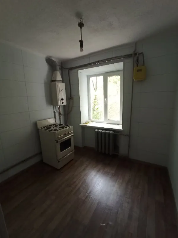 быстрая сделка! продам 2 комнатную квартиру 2/4 квартира продается вместе с гаражом в самом центре г. харзызска ориентир: ул. сеченова особенности объекта: -площадь 48 кв. м. ; -сан. узел совместный, вся сантехника новая; -окна металлопластиковые, балкон металлопластиковый; -состояние жилое, сделан свежий капитальный ремонт; - счетчики стоят на газ и на воду; -газовая колонка, вода круглосуточно; -стояки отопления и батареи новые; -наличный расчет; -документы готовы к продаже; -прописанных нет, долгов нет; удобное расположение: рядом есть все необходимое для жизни – школа, садик, магазины, супермаркеты, рынок. стоимость 3 700 000 рублей; просмотр в любое удобное время валентин +7949 554 15 98 telegram ▪️ недвижимость большого харцызска 👈 подписаться ▪️ разместить объявление ▪️ обсудить - фотография - 10