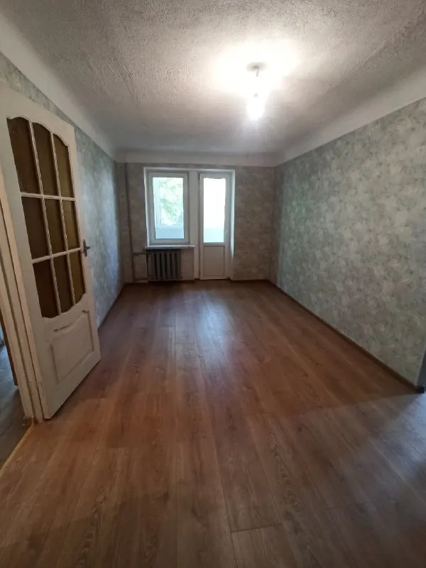 быстрая сделка! продам 2 комнатную квартиру 2/4 квартира продается вместе с гаражом в самом центре г. харзызска ориентир: ул. сеченова особенности объекта: -площадь 48 кв. м. ; -сан. узел совместный, вся сантехника новая; -окна металлопластиковые, балкон металлопластиковый; -состояние жилое, сделан свежий капитальный ремонт; - счетчики стоят на газ и на воду; -газовая колонка, вода круглосуточно; -стояки отопления и батареи новые; -наличный расчет; -документы готовы к продаже; -прописанных нет, долгов нет; удобное расположение: рядом есть все необходимое для жизни – школа, садик, магазины, супермаркеты, рынок. стоимость 3 700 000 рублей; просмотр в любое удобное время валентин +7949 554 15 98 telegram ▪️ недвижимость большого харцызска 👈 подписаться ▪️ разместить объявление ▪️ обсудить - фотография - 3