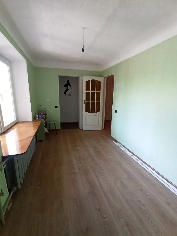 быстрая сделка! продам 2 комнатную квартиру 2/4 квартира продается вместе с гаражом в самом центре г. харзызска ориентир: ул. сеченова особенности объекта: -площадь 48 кв. м. ; -сан. узел совместный, вся сантехника новая; -окна металлопластиковые, балкон металлопластиковый; -состояние жилое, сделан свежий капитальный ремонт; - счетчики стоят на газ и на воду; -газовая колонка, вода круглосуточно; -стояки отопления и батареи новые; -наличный расчет; -документы готовы к продаже; -прописанных нет, долгов нет; удобное расположение: рядом есть все необходимое для жизни – школа, садик, магазины, супермаркеты, рынок. стоимость 3 700 000 рублей; просмотр в любое удобное время валентин +7949 554 15 98 telegram ▪️ недвижимость большого харцызска 👈 подписаться ▪️ разместить объявление ▪️ обсудить - фотография - 5