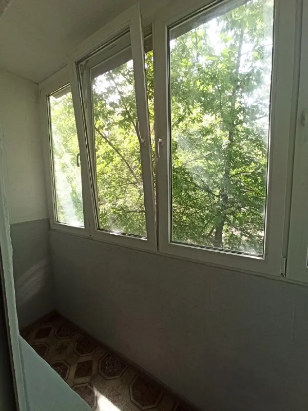 быстрая сделка! продам 2 комнатную квартиру 2/4 квартира продается вместе с гаражом в самом центре г. харзызска ориентир: ул. сеченова особенности объекта: -площадь 48 кв. м. ; -сан. узел совместный, вся сантехника новая; -окна металлопластиковые, балкон металлопластиковый; -состояние жилое, сделан свежий капитальный ремонт; - счетчики стоят на газ и на воду; -газовая колонка, вода круглосуточно; -стояки отопления и батареи новые; -наличный расчет; -документы готовы к продаже; -прописанных нет, долгов нет; удобное расположение: рядом есть все необходимое для жизни – школа, садик, магазины, супермаркеты, рынок. стоимость 3 700 000 рублей; просмотр в любое удобное время валентин +7949 554 15 98 telegram ▪️ недвижимость большого харцызска 👈 подписаться ▪️ разместить объявление ▪️ обсудить - фотография - 6