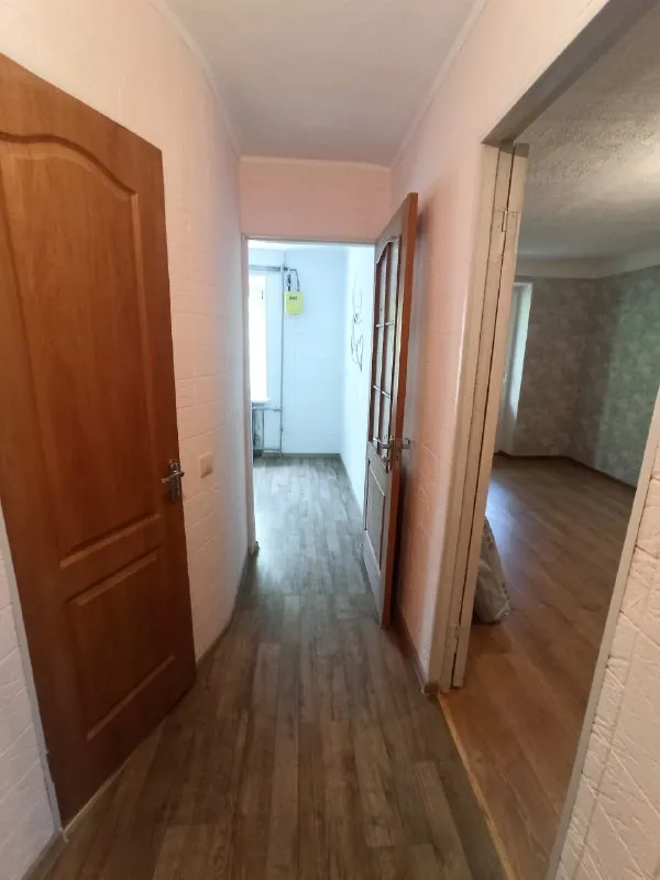 быстрая сделка! продам 2 комнатную квартиру 2/4 квартира продается вместе с гаражом в самом центре г. харзызска ориентир: ул. сеченова особенности объекта: -площадь 48 кв. м. ; -сан. узел совместный, вся сантехника новая; -окна металлопластиковые, балкон металлопластиковый; -состояние жилое, сделан свежий капитальный ремонт; - счетчики стоят на газ и на воду; -газовая колонка, вода круглосуточно; -стояки отопления и батареи новые; -наличный расчет; -документы готовы к продаже; -прописанных нет, долгов нет; удобное расположение: рядом есть все необходимое для жизни – школа, садик, магазины, супермаркеты, рынок. стоимость 3 700 000 рублей; просмотр в любое удобное время валентин +7949 554 15 98 telegram ▪️ недвижимость большого харцызска 👈 подписаться ▪️ разместить объявление ▪️ обсудить - фотография - 7