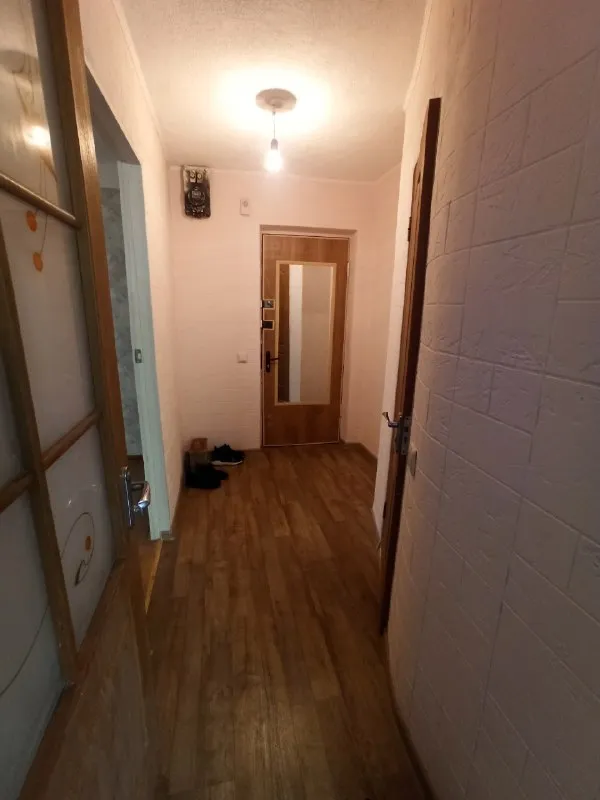 быстрая сделка! продам 2 комнатную квартиру 2/4 квартира продается вместе с гаражом в самом центре г. харзызска ориентир: ул. сеченова особенности объекта: -площадь 48 кв. м. ; -сан. узел совместный, вся сантехника новая; -окна металлопластиковые, балкон металлопластиковый; -состояние жилое, сделан свежий капитальный ремонт; - счетчики стоят на газ и на воду; -газовая колонка, вода круглосуточно; -стояки отопления и батареи новые; -наличный расчет; -документы готовы к продаже; -прописанных нет, долгов нет; удобное расположение: рядом есть все необходимое для жизни – школа, садик, магазины, супермаркеты, рынок. стоимость 3 700 000 рублей; просмотр в любое удобное время валентин +7949 554 15 98 telegram ▪️ недвижимость большого харцызска 👈 подписаться ▪️ разместить объявление ▪️ обсудить - фотография - 8