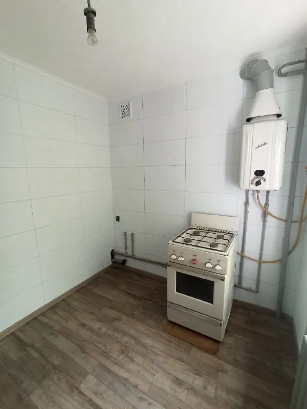 быстрая сделка! продам 2 комнатную квартиру 2/4 квартира продается вместе с гаражом в самом центре г. харзызска ориентир: ул. сеченова особенности объекта: -площадь 48 кв. м. ; -сан. узел совместный, вся сантехника новая; -окна металлопластиковые, балкон металлопластиковый; -состояние жилое, сделан свежий капитальный ремонт; - счетчики стоят на газ и на воду; -газовая колонка, вода круглосуточно; -стояки отопления и батареи новые; -наличный расчет; -документы готовы к продаже; -прописанных нет, долгов нет; удобное расположение: рядом есть все необходимое для жизни – школа, садик, магазины, супермаркеты, рынок. стоимость 3 700 000 рублей; просмотр в любое удобное время валентин +7949 554 15 98 telegram ▪️ недвижимость большого харцызска 👈 подписаться ▪️ разместить объявление ▪️ обсудить - фотография - 9