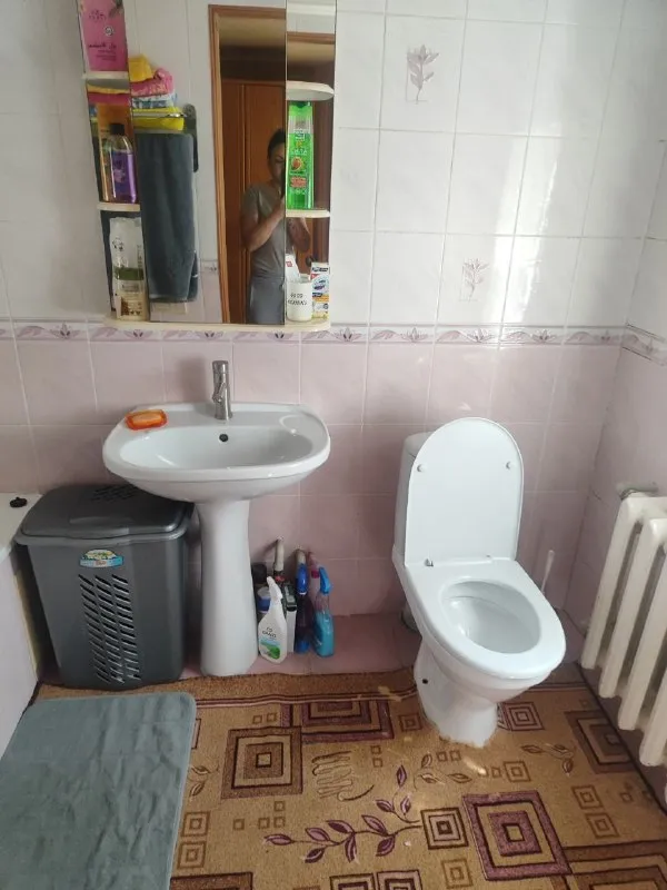 продается газифицированный дом в харцызске, находится в 500 метрах от трассы донецк-ростов, на автомобиле 45 минут до центра донецка. дом общей площадью 66,99 кв. м. , земля приватизирована, 6 соток, в доме окна пластик, 4 жилые комнаты, 2 коридора, 1 комната где стоит холодильник. есть погреб и чердак. санузел совмещен, большой огород с фруктовыми деревьями и цветами, сарай, центральная канализация. летний душ, летний туалет. вода круглосуточно. звонить с 17.00 до 21.00 +79493685505 инна (собственник). ▪️ недвижимость большого харцызска 👈 подписаться ▪️ разместить объявление ▪️ обсудить - фотография - 10