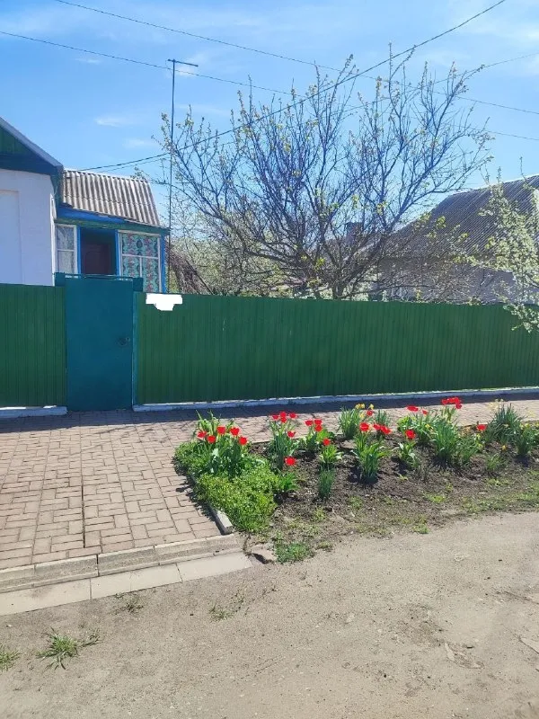 продается газифицированный дом в харцызске, находится в 500 метрах от трассы донецк-ростов, на автомобиле 45 минут до центра донецка. дом общей площадью 66,99 кв. м. , земля приватизирована, 6 соток, в доме окна пластик, 4 жилые комнаты, 2 коридора, 1 комната где стоит холодильник. есть погреб и чердак. санузел совмещен, большой огород с фруктовыми деревьями и цветами, сарай, центральная канализация. летний душ, летний туалет. вода круглосуточно. звонить с 17.00 до 21.00 +79493685505 инна (собственник). ▪️ недвижимость большого харцызска 👈 подписаться ▪️ разместить объявление ▪️ обсудить - фотография - 2