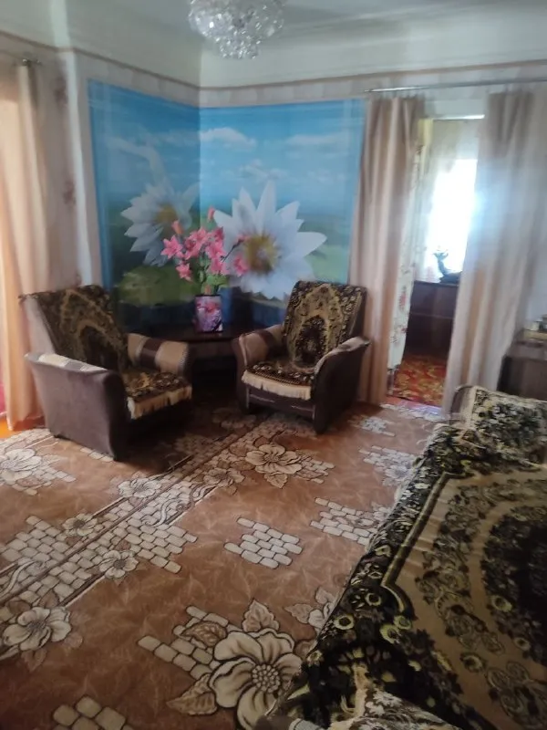 продается газифицированный дом в харцызске, находится в 500 метрах от трассы донецк-ростов, на автомобиле 45 минут до центра донецка. дом общей площадью 66,99 кв. м. , земля приватизирована, 6 соток, в доме окна пластик, 4 жилые комнаты, 2 коридора, 1 комната где стоит холодильник. есть погреб и чердак. санузел совмещен, большой огород с фруктовыми деревьями и цветами, сарай, центральная канализация. летний душ, летний туалет. вода круглосуточно. звонить с 17.00 до 21.00 +79493685505 инна (собственник). ▪️ недвижимость большого харцызска 👈 подписаться ▪️ разместить объявление ▪️ обсудить - фотография - 3