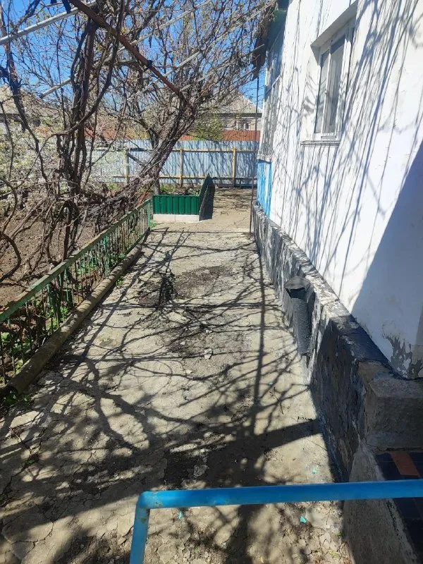 продается газифицированный дом в харцызске, находится в 500 метрах от трассы донецк-ростов, на автомобиле 45 минут до центра донецка. дом общей площадью 66,99 кв. м. , земля приватизирована, 6 соток, в доме окна пластик, 4 жилые комнаты, 2 коридора, 1 комната где стоит холодильник. есть погреб и чердак. санузел совмещен, большой огород с фруктовыми деревьями и цветами, сарай, центральная канализация. летний душ, летний туалет. вода круглосуточно. звонить с 17.00 до 21.00 +79493685505 инна (собственник). ▪️ недвижимость большого харцызска 👈 подписаться ▪️ разместить объявление ▪️ обсудить - фотография - 5