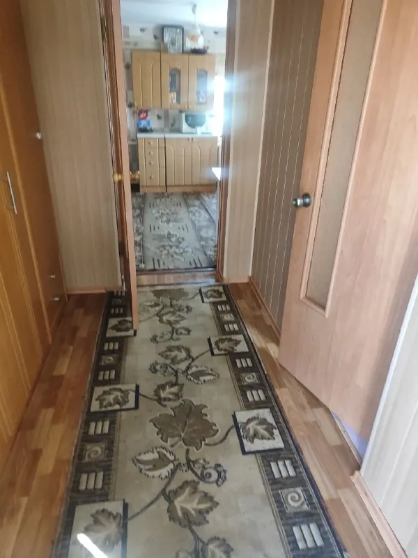 продается газифицированный дом в харцызске, находится в 500 метрах от трассы донецк-ростов, на автомобиле 45 минут до центра донецка. дом общей площадью 66,99 кв. м. , земля приватизирована, 6 соток, в доме окна пластик, 4 жилые комнаты, 2 коридора, 1 комната где стоит холодильник. есть погреб и чердак. санузел совмещен, большой огород с фруктовыми деревьями и цветами, сарай, центральная канализация. летний душ, летний туалет. вода круглосуточно. звонить с 17.00 до 21.00 +79493685505 инна (собственник). ▪️ недвижимость большого харцызска 👈 подписаться ▪️ разместить объявление ▪️ обсудить - фотография - 6