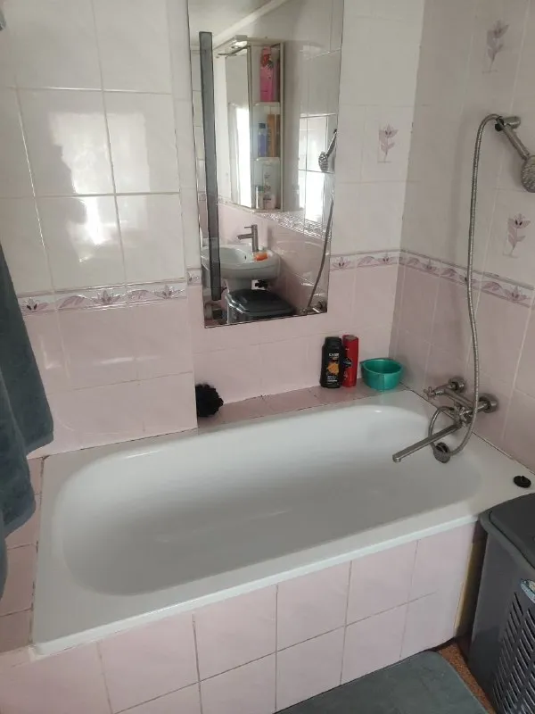 продается газифицированный дом в харцызске, находится в 500 метрах от трассы донецк-ростов, на автомобиле 45 минут до центра донецка. дом общей площадью 66,99 кв. м. , земля приватизирована, 6 соток, в доме окна пластик, 4 жилые комнаты, 2 коридора, 1 комната где стоит холодильник. есть погреб и чердак. санузел совмещен, большой огород с фруктовыми деревьями и цветами, сарай, центральная канализация. летний душ, летний туалет. вода круглосуточно. звонить с 17.00 до 21.00 +79493685505 инна (собственник). ▪️ недвижимость большого харцызска 👈 подписаться ▪️ разместить объявление ▪️ обсудить - фотография - 7