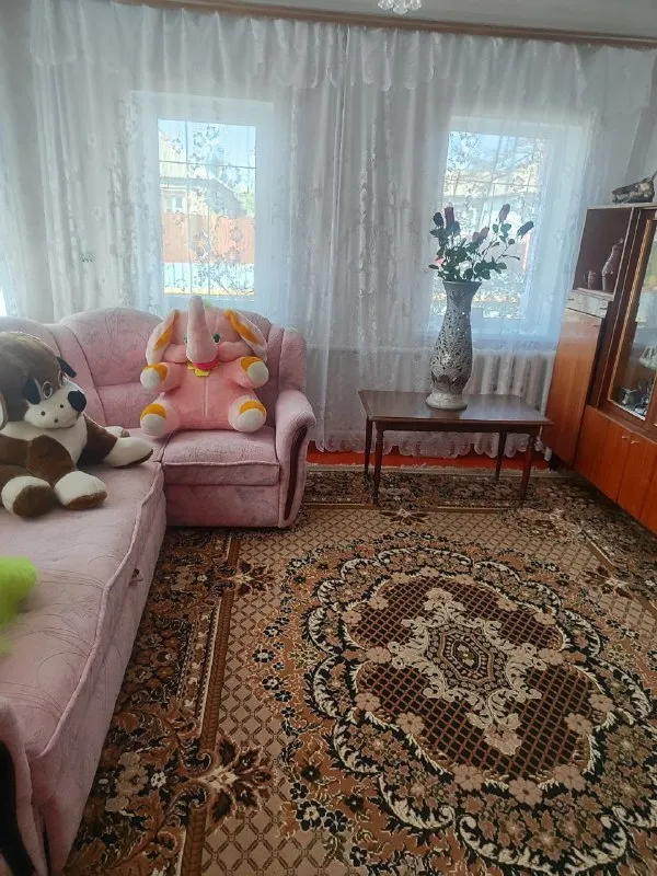 продается газифицированный дом в харцызске, находится в 500 метрах от трассы донецк-ростов, на автомобиле 45 минут до центра донецка. дом общей площадью 66,99 кв. м. , земля приватизирована, 6 соток, в доме окна пластик, 4 жилые комнаты, 2 коридора, 1 комната где стоит холодильник. есть погреб и чердак. санузел совмещен, большой огород с фруктовыми деревьями и цветами, сарай, центральная канализация. летний душ, летний туалет. вода круглосуточно. звонить с 17.00 до 21.00 +79493685505 инна (собственник). ▪️ недвижимость большого харцызска 👈 подписаться ▪️ разместить объявление ▪️ обсудить - фотография - 8