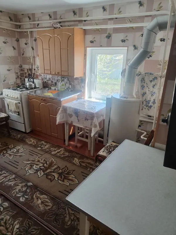 продается газифицированный дом в харцызске, находится в 500 метрах от трассы донецк-ростов, на автомобиле 45 минут до центра донецка. дом общей площадью 66,99 кв. м. , земля приватизирована, 6 соток, в доме окна пластик, 4 жилые комнаты, 2 коридора, 1 комната где стоит холодильник. есть погреб и чердак. санузел совмещен, большой огород с фруктовыми деревьями и цветами, сарай, центральная канализация. летний душ, летний туалет. вода круглосуточно. звонить с 17.00 до 21.00 +79493685505 инна (собственник). ▪️ недвижимость большого харцызска 👈 подписаться ▪️ разместить объявление ▪️ обсудить - фотография - 9