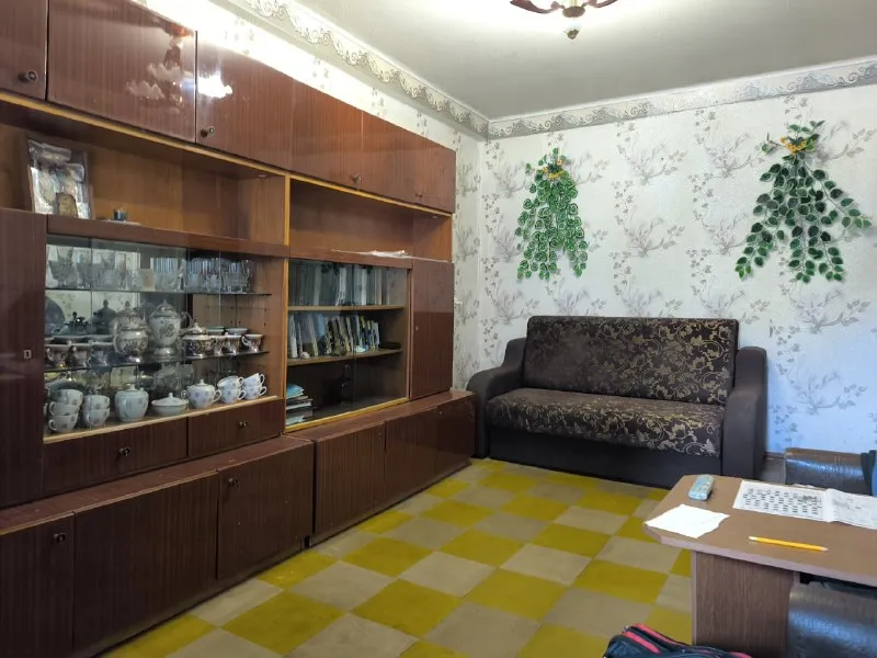 срочная продажа!супер цена!продается 2х- комнатная квартира г. харцызск, черёмушки, к-л юбилейный, район кинотеатра. 3эт/5эт дома, общ. пл. 44 м2,не угловая. замечательная планировка, раздельные комнаты, большая кухня. квартира в очень хорошем жилом состоянии. балкон остеклен м/ п окнами. все коммуникации в рабочем состоянии. вода по графику, доходит. отличное месторасположение. в шаговой доступности рынок, школа, садик, остановка. документы полностью готовы к сделке, никто не прописан. цена 2мл 600т₽. торг тел: +7 949 36 18 519 ▪️ недвижимость большого харцызска 👈 подписаться ▪️ разместить объявление ▪️ обсудить - фотография - 3