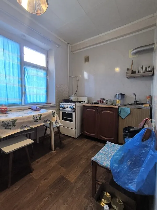 срочная продажа!супер цена!продается 2х- комнатная квартира г. харцызск, черёмушки, к-л юбилейный, район кинотеатра. 3эт/5эт дома, общ. пл. 44 м2,не угловая. замечательная планировка, раздельные комнаты, большая кухня. квартира в очень хорошем жилом состоянии. балкон остеклен м/ п окнами. все коммуникации в рабочем состоянии. вода по графику, доходит. отличное месторасположение. в шаговой доступности рынок, школа, садик, остановка. документы полностью готовы к сделке, никто не прописан. цена 2мл 600т₽. торг тел: +7 949 36 18 519 ▪️ недвижимость большого харцызска 👈 подписаться ▪️ разместить объявление ▪️ обсудить - фотография - 4