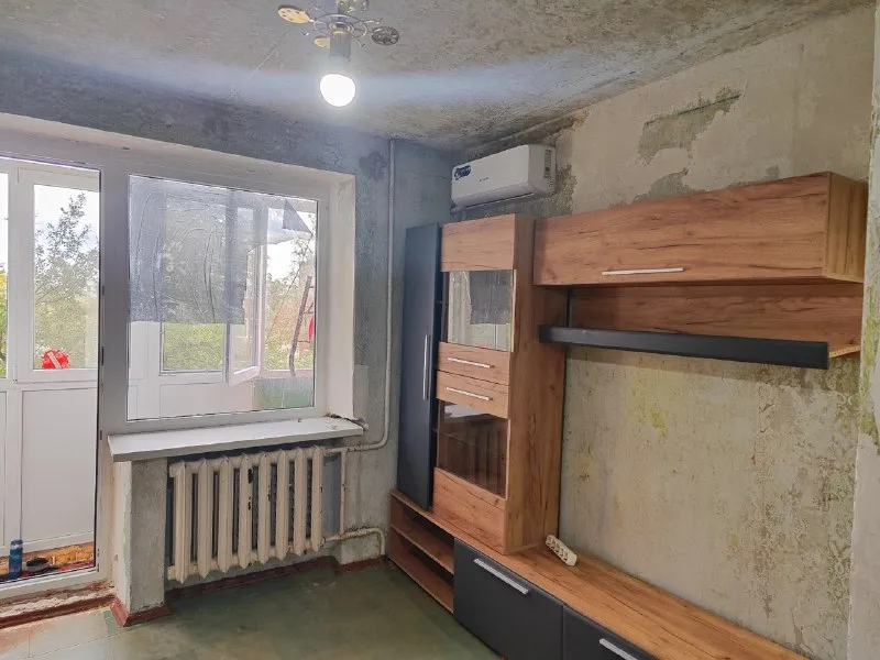 🔑продается 1 комн. Квартира. ‼цена: 1 000 000 рублей. ‼ ‼документы готовы‼ - г. Харцызск - черемушки - малосемейка - м-н металлургов, д. 22 - 2 эт. 5 эт. Дома - s=22 m2, жилая s=12 m2 квартира не угловая, окна, трубы и канализация заменены, балкон пластик, новая сантехника, бойлер на горячую воду. В квартире остается стенка и кухонный гарнитур. Рядом с домом школа, в шаговой доступности магазины, рынок. ☎тел. +7 (949) 331-92-15 анна 📞 тел. +7 (900) 185-49-85 (tele2) +7 949 331 92 15 (whatsapp, telegram. ) ▪️ недвижимость большого харцызска 👈 подписаться ▪️ разместить объявление ▪️ обсудить - фотография - 4