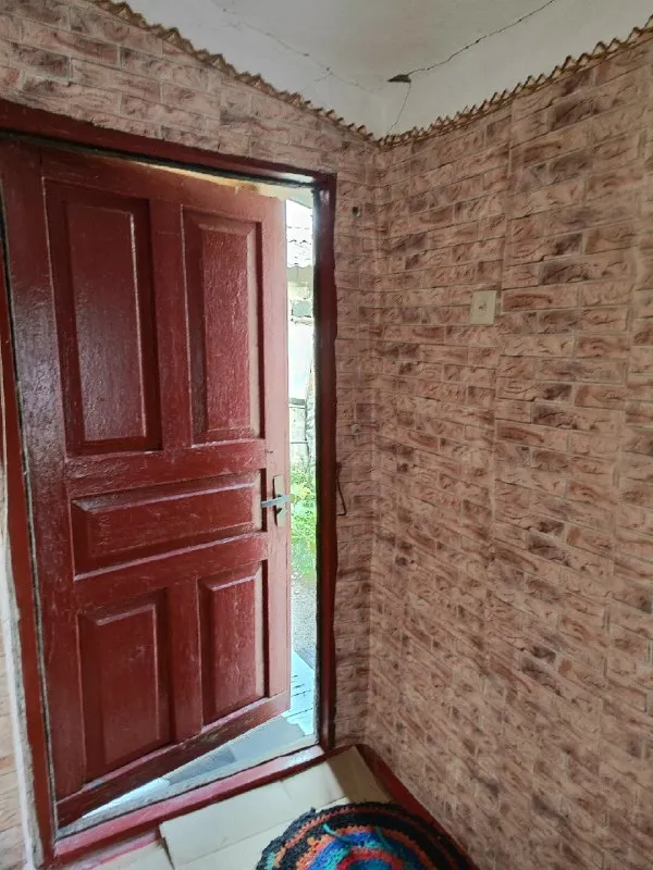 🔑продается дом. - г. Харцызск, - октябрьский поселок - ул. Чернышевского - участок 5 соток, не приватизирован. - s= 46.4 m2. Дом шлаколитой + кирпичный, окна частично пластик, отопление - твердотопливный котел, газ в дом заведен (газовая печка), счетчики на свет, воду и газ. Зал, две спальни, кухня, санузел, веранда, кладовка. Сливная яма, во дворе сарай и летний душ, счетчики на свет, воду и газ. Дом требует вложений. Цена: 2 150 000 рублей. ☎тел. +7 (949) 331-92-15 анна 📞 тел. +7 (900) 185-49-85 (tele2) +7 949 331 92 15 (whatsapp, telegram. ) ▪️ недвижимость большого харцызска 👈 подписаться ▪️ разместить объявление ▪️ обсудить - фотография - 2