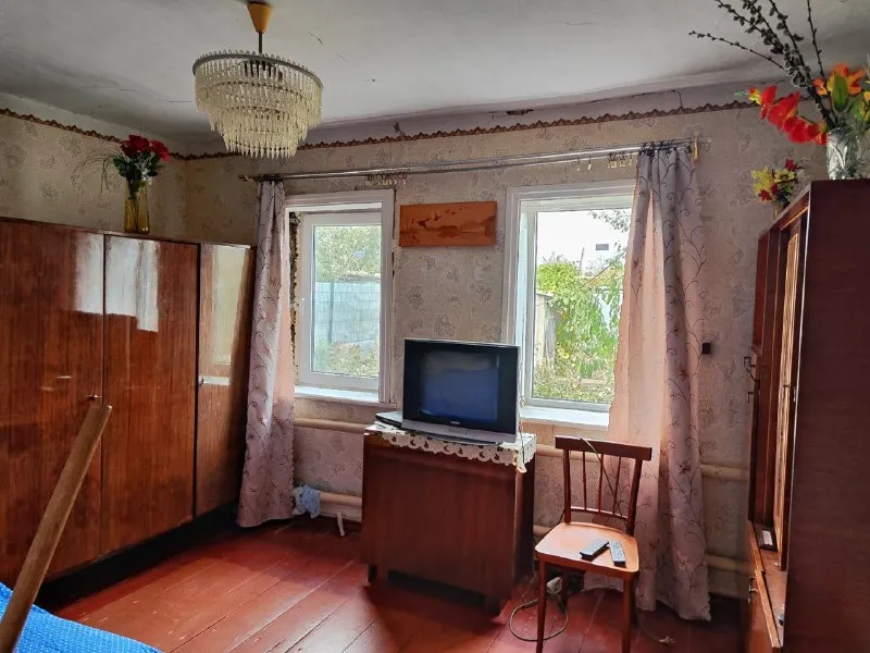 🔑продается дом. - г. Харцызск, - октябрьский поселок - ул. Чернышевского - участок 5 соток, не приватизирован. - s= 46.4 m2. Дом шлаколитой + кирпичный, окна частично пластик, отопление - твердотопливный котел, газ в дом заведен (газовая печка), счетчики на свет, воду и газ. Зал, две спальни, кухня, санузел, веранда, кладовка. Сливная яма, во дворе сарай и летний душ, счетчики на свет, воду и газ. Дом требует вложений. Цена: 2 150 000 рублей. ☎тел. +7 (949) 331-92-15 анна 📞 тел. +7 (900) 185-49-85 (tele2) +7 949 331 92 15 (whatsapp, telegram. ) ▪️ недвижимость большого харцызска 👈 подписаться ▪️ разместить объявление ▪️ обсудить - фотография - 3