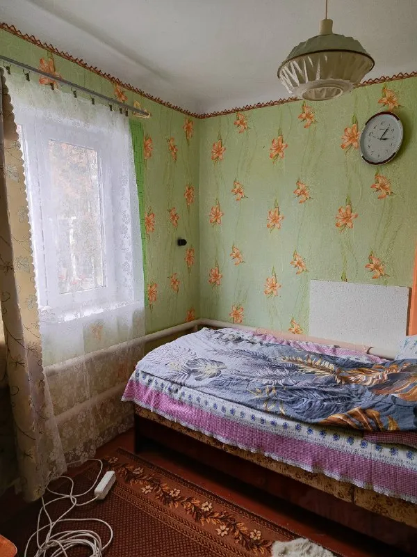 🔑продается дом. - г. Харцызск, - октябрьский поселок - ул. Чернышевского - участок 5 соток, не приватизирован. - s= 46.4 m2. Дом шлаколитой + кирпичный, окна частично пластик, отопление - твердотопливный котел, газ в дом заведен (газовая печка), счетчики на свет, воду и газ. Зал, две спальни, кухня, санузел, веранда, кладовка. Сливная яма, во дворе сарай и летний душ, счетчики на свет, воду и газ. Дом требует вложений. Цена: 2 150 000 рублей. ☎тел. +7 (949) 331-92-15 анна 📞 тел. +7 (900) 185-49-85 (tele2) +7 949 331 92 15 (whatsapp, telegram. ) ▪️ недвижимость большого харцызска 👈 подписаться ▪️ разместить объявление ▪️ обсудить - фотография - 4