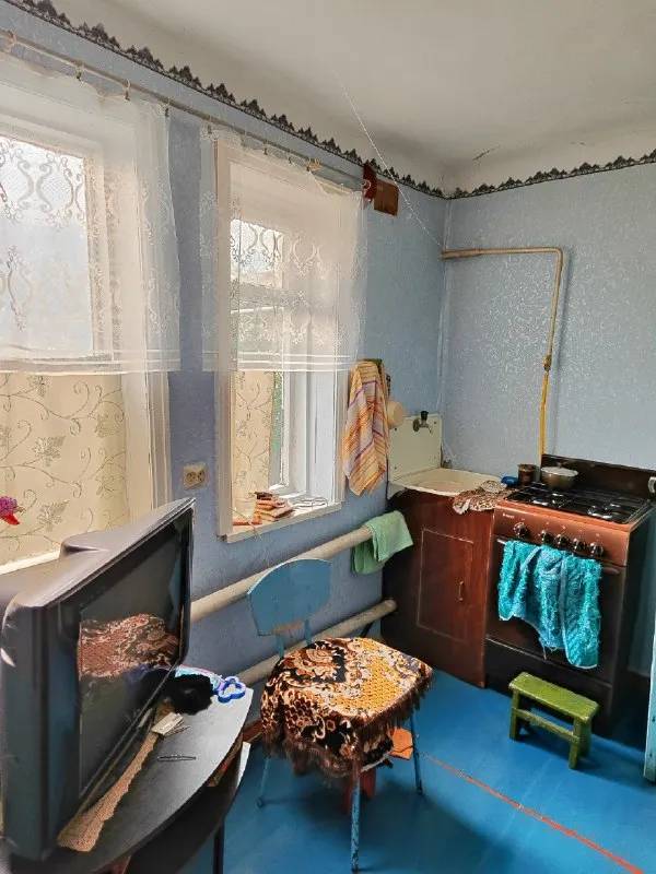 🔑продается дом. - г. Харцызск, - октябрьский поселок - ул. Чернышевского - участок 5 соток, не приватизирован. - s= 46.4 m2. Дом шлаколитой + кирпичный, окна частично пластик, отопление - твердотопливный котел, газ в дом заведен (газовая печка), счетчики на свет, воду и газ. Зал, две спальни, кухня, санузел, веранда, кладовка. Сливная яма, во дворе сарай и летний душ, счетчики на свет, воду и газ. Дом требует вложений. Цена: 2 150 000 рублей. ☎тел. +7 (949) 331-92-15 анна 📞 тел. +7 (900) 185-49-85 (tele2) +7 949 331 92 15 (whatsapp, telegram. ) ▪️ недвижимость большого харцызска 👈 подписаться ▪️ разместить объявление ▪️ обсудить - фотография - 7