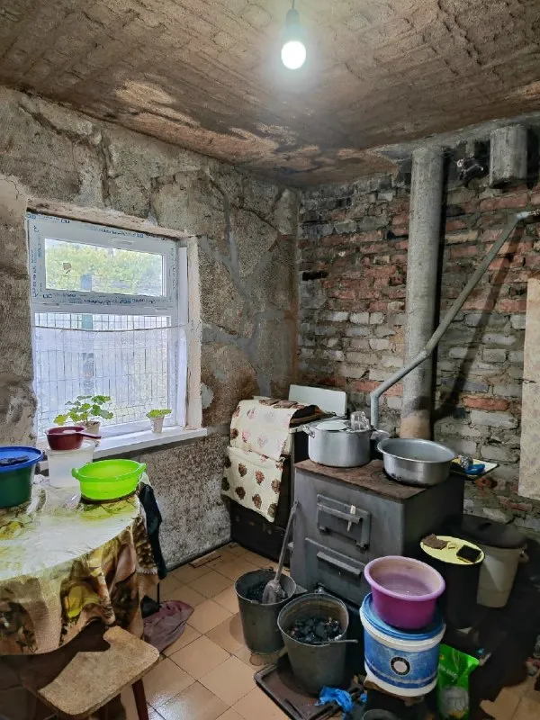 🔑продается дом. - г. Харцызск, - октябрьский поселок - ул. Чернышевского - участок 5 соток, не приватизирован. - s= 46.4 m2. Дом шлаколитой + кирпичный, окна частично пластик, отопление - твердотопливный котел, газ в дом заведен (газовая печка), счетчики на свет, воду и газ. Зал, две спальни, кухня, санузел, веранда, кладовка. Сливная яма, во дворе сарай и летний душ, счетчики на свет, воду и газ. Дом требует вложений. Цена: 2 150 000 рублей. ☎тел. +7 (949) 331-92-15 анна 📞 тел. +7 (900) 185-49-85 (tele2) +7 949 331 92 15 (whatsapp, telegram. ) ▪️ недвижимость большого харцызска 👈 подписаться ▪️ разместить объявление ▪️ обсудить - фотография - 8