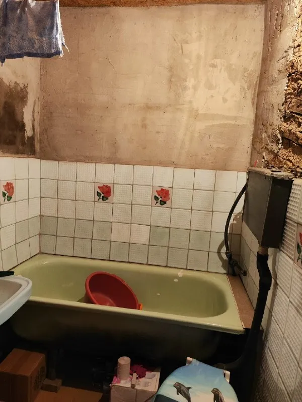 🔑продается дом. - г. Харцызск, - октябрьский поселок - ул. Чернышевского - участок 5 соток, не приватизирован. - s= 46.4 m2. Дом шлаколитой + кирпичный, окна частично пластик, отопление - твердотопливный котел, газ в дом заведен (газовая печка), счетчики на свет, воду и газ. Зал, две спальни, кухня, санузел, веранда, кладовка. Сливная яма, во дворе сарай и летний душ, счетчики на свет, воду и газ. Дом требует вложений. Цена: 2 150 000 рублей. ☎тел. +7 (949) 331-92-15 анна 📞 тел. +7 (900) 185-49-85 (tele2) +7 949 331 92 15 (whatsapp, telegram. ) ▪️ недвижимость большого харцызска 👈 подписаться ▪️ разместить объявление ▪️ обсудить - фотография - 9