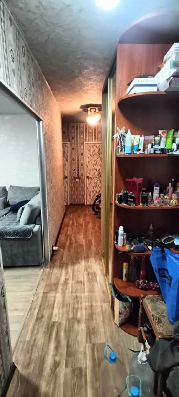 продаю трёхкомнатную квартиру в харцызске, улица краснознаменская, 69, 9-й этаж. площадь — 63 кв. м.... - фотография