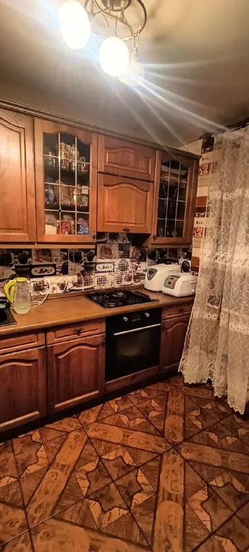 продаю трёхкомнатную квартиру в харцызске, улица краснознаменская, 69, 9-й этаж. площадь — 63 кв. м. в квартире есть балкон и большая угловая лоджия, обе застеклены. также имеются две кладовки, санузел разделён. квартира в хорошем состоянии — можно заезжать и жить! частично осталась мебель. месяц назад перекрыли крышу, есть накопительный бак и насос. телефон для связи: +79494561181. владислав матусевич - фотография - 10