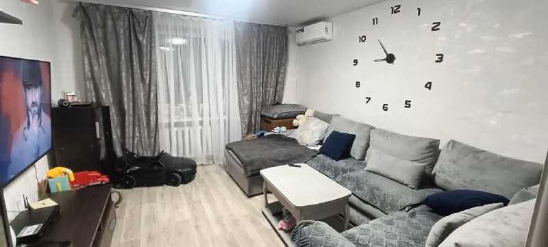 продаю трёхкомнатную квартиру в харцызске, улица краснознаменская, 69, 9-й этаж. площадь — 63 кв. м. в квартире есть балкон и большая угловая лоджия, обе застеклены. также имеются две кладовки, санузел разделён. квартира в хорошем состоянии — можно заезжать и жить! частично осталась мебель. месяц назад перекрыли крышу, есть накопительный бак и насос. телефон для связи: +79494561181. владислав матусевич - фотография - 2