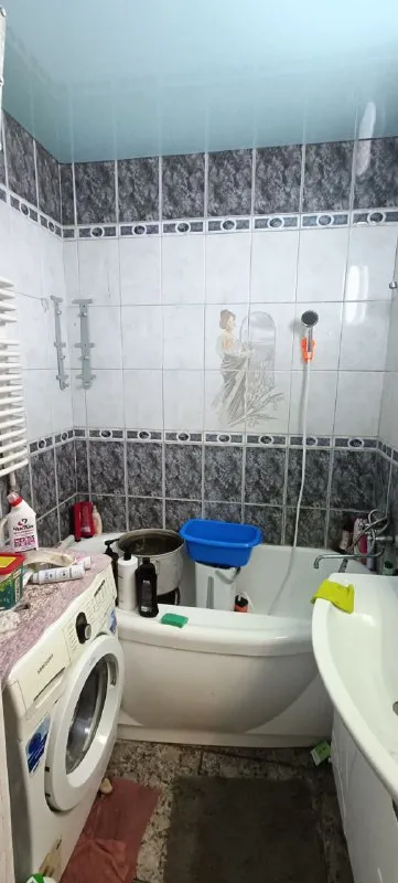 продаю трёхкомнатную квартиру в харцызске, улица краснознаменская, 69, 9-й этаж. площадь — 63 кв. м. в квартире есть балкон и большая угловая лоджия, обе застеклены. также имеются две кладовки, санузел разделён. квартира в хорошем состоянии — можно заезжать и жить! частично осталась мебель. месяц назад перекрыли крышу, есть накопительный бак и насос. телефон для связи: +79494561181. владислав матусевич - фотография - 4