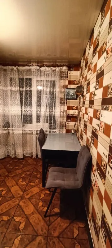 продаю трёхкомнатную квартиру в харцызске, улица краснознаменская, 69, 9-й этаж. площадь — 63 кв. м. в квартире есть балкон и большая угловая лоджия, обе застеклены. также имеются две кладовки, санузел разделён. квартира в хорошем состоянии — можно заезжать и жить! частично осталась мебель. месяц назад перекрыли крышу, есть накопительный бак и насос. телефон для связи: +79494561181. владислав матусевич - фотография - 6