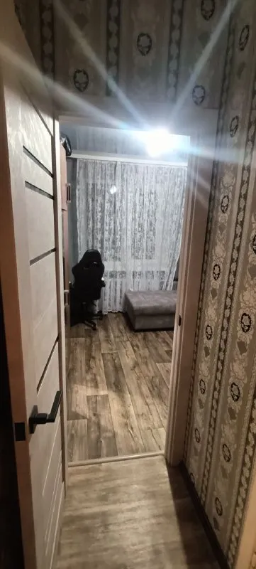 продаю трёхкомнатную квартиру в харцызске, улица краснознаменская, 69, 9-й этаж. площадь — 63 кв. м. в квартире есть балкон и большая угловая лоджия, обе застеклены. также имеются две кладовки, санузел разделён. квартира в хорошем состоянии — можно заезжать и жить! частично осталась мебель. месяц назад перекрыли крышу, есть накопительный бак и насос. телефон для связи: +79494561181. владислав матусевич - фотография - 9