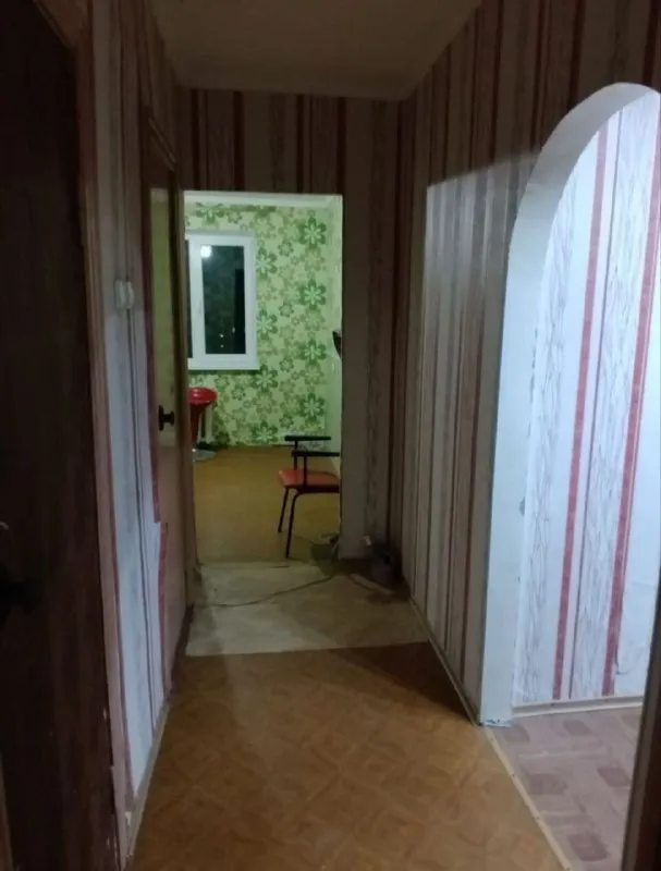 🏠 продам 3-комнатную квартиру в харцызске, трубный район (ул. патона, 30а) 7 этаж из 9. квартира не угловая, очень тёплая и светлая. общая площадь — 64 м². все комнаты раздельные. ✨ преимущества: просторная гостиная и большая кухня утеплённая, застеклённая лоджия зеркальный шкаф-купе во весь коридор (на заказ) кондиционер, водонагреватель на 90 л хорошее жилое состояние — можно заезжать и жить документы полностью готовы, собственник 🏢 дом ухоженный, спокойные соседи, рядом магазины, остановка, школа и детсад. идеальный вариант для семьи. 💰 цена: 3 100 000 руб. + торг 📞 ирина — +7 949 356-47-93 📞 евгений — +7 949 594-02-23 (telegram) geyn vag - фотография - 4