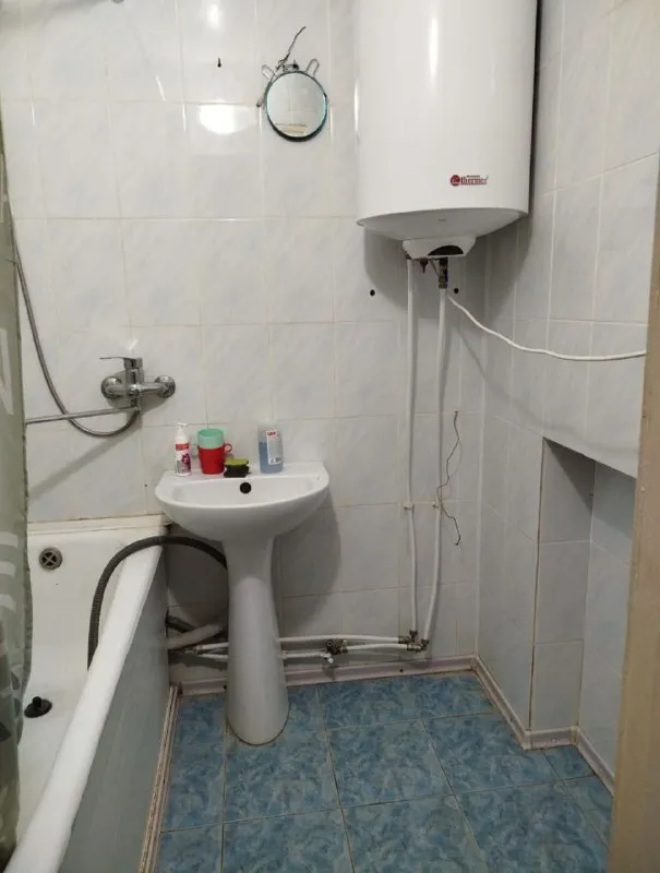 🏠 продам 3-комнатную квартиру в харцызске, трубный район (ул. патона, 30а) 7 этаж из 9. квартира не угловая, очень тёплая и светлая. общая площадь — 64 м². все комнаты раздельные. ✨ преимущества: просторная гостиная и большая кухня утеплённая, застеклённая лоджия зеркальный шкаф-купе во весь коридор (на заказ) кондиционер, водонагреватель на 90 л хорошее жилое состояние — можно заезжать и жить документы полностью готовы, собственник 🏢 дом ухоженный, спокойные соседи, рядом магазины, остановка, школа и детсад. идеальный вариант для семьи. 💰 цена: 3 100 000 руб. + торг 📞 ирина — +7 949 356-47-93 📞 евгений — +7 949 594-02-23 (telegram) geyn vag - фотография - 7