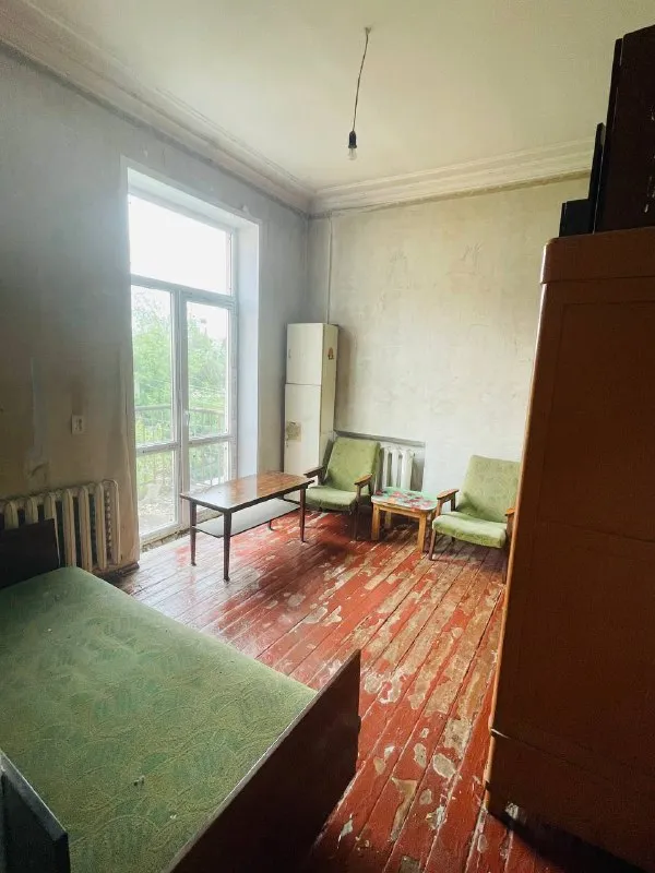 Продается 2-х комнатная квартира в г. Харцызск по адресу вокзальная 35 (около центрального рынка) 3 этаж площадь 52,4 кв. М пластиковые окна и балконная дверь новые, высокие потолки, комнаты и сан узел раздельные. Есть большая кладовая. Окна выходят в тихий двор. В шаговой доступности аптеки, детские сады, школы, железнодорожный вокзал, автовокзал и центральный рынок. Собственник, документы готовы. Стоимость - 2.400000, торг уместен. Ольга +79531789119 (whatsapp/telegram) галина +79493630060 @olgamenglish olga mymrina - фотография - 2