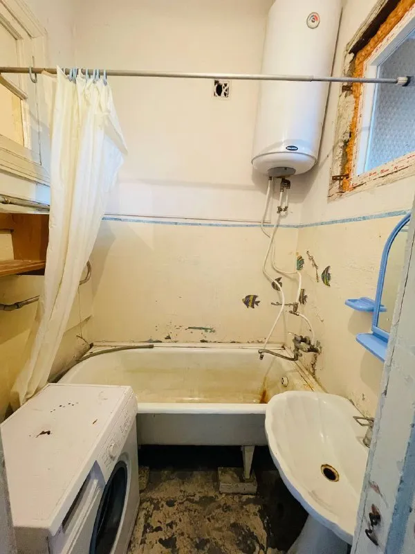 Продается 2-х комнатная квартира в г. Харцызск по адресу вокзальная 35 (около центрального рынка) 3 этаж площадь 52,4 кв. М пластиковые окна и балконная дверь новые, высокие потолки, комнаты и сан узел раздельные. Есть большая кладовая. Окна выходят в тихий двор. В шаговой доступности аптеки, детские сады, школы, железнодорожный вокзал, автовокзал и центральный рынок. Собственник, документы готовы. Стоимость - 2.400000, торг уместен. Ольга +79531789119 (whatsapp/telegram) галина +79493630060 @olgamenglish olga mymrina - фотография - 3