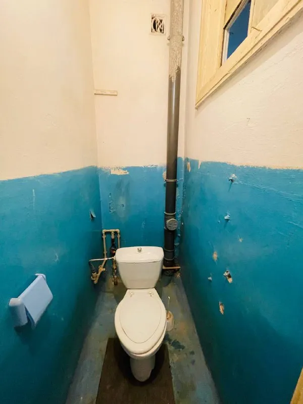 Продается 2-х комнатная квартира в г. Харцызск по адресу вокзальная 35 (около центрального рынка) 3 этаж площадь 52,4 кв. М пластиковые окна и балконная дверь новые, высокие потолки, комнаты и сан узел раздельные. Есть большая кладовая. Окна выходят в тихий двор. В шаговой доступности аптеки, детские сады, школы, железнодорожный вокзал, автовокзал и центральный рынок. Собственник, документы готовы. Стоимость - 2.400000, торг уместен. Ольга +79531789119 (whatsapp/telegram) галина +79493630060 @olgamenglish olga mymrina - фотография - 4