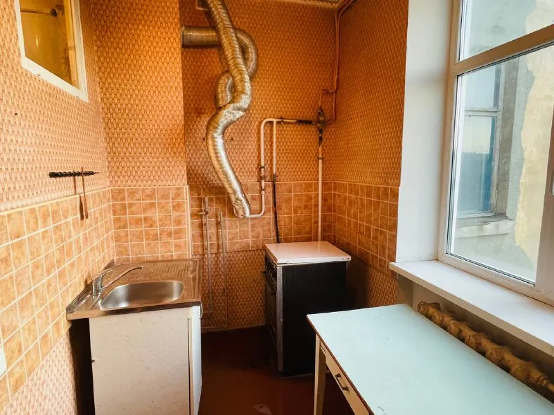 Продается 2-х комнатная квартира в г. Харцызск по адресу вокзальная 35 (около центрального рынка) 3 этаж площадь 52,4 кв. М пластиковые окна и балконная дверь новые, высокие потолки, комнаты и сан узел раздельные. Есть большая кладовая. Окна выходят в тихий двор. В шаговой доступности аптеки, детские сады, школы, железнодорожный вокзал, автовокзал и центральный рынок. Собственник, документы готовы. Стоимость - 2.400000, торг уместен. Ольга +79531789119 (whatsapp/telegram) галина +79493630060 @olgamenglish olga mymrina - фотография - 6