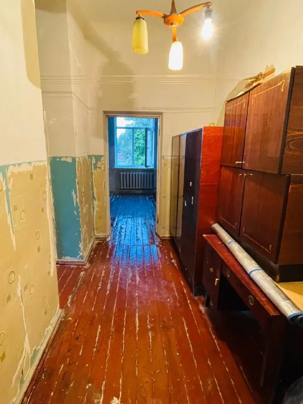 Продается 2-х комнатная квартира в г. Харцызск по адресу вокзальная 35 (около центрального рынка) 3 этаж площадь 52,4 кв. М пластиковые окна и балконная дверь новые, высокие потолки, комнаты и сан узел раздельные. Есть большая кладовая. Окна выходят в тихий двор. В шаговой доступности аптеки, детские сады, школы, железнодорожный вокзал, автовокзал и центральный рынок. Собственник, документы готовы. Стоимость - 2.400000, торг уместен. Ольга +79531789119 (whatsapp/telegram) галина +79493630060 @olgamenglish olga mymrina - фотография - 7