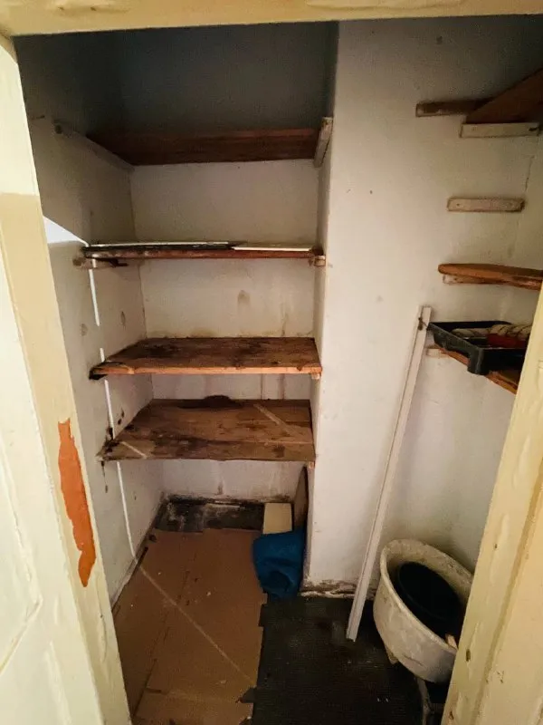 Продается 2-х комнатная квартира в г. Харцызск по адресу вокзальная 35 (около центрального рынка) 3 этаж площадь 52,4 кв. М пластиковые окна и балконная дверь новые, высокие потолки, комнаты и сан узел раздельные. Есть большая кладовая. Окна выходят в тихий двор. В шаговой доступности аптеки, детские сады, школы, железнодорожный вокзал, автовокзал и центральный рынок. Собственник, документы готовы. Стоимость - 2.400000, торг уместен. Ольга +79531789119 (whatsapp/telegram) галина +79493630060 @olgamenglish olga mymrina - фотография - 9