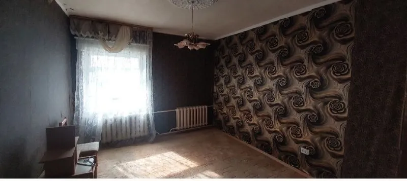 Обменяю на трёхкомнатную квартиру  газифицированный дом с земельным участком в городе харцызске ✅ расположен возле церкви петра и павла, улица короленко. ✅до рынка, автовокзала 10минут пешком, рядом автобусные остановки, магазин. Школа 4 и 5 в шаговой доступности, а также детские сады. ✅в доме коридор, зал  и три изолированные комнаты, большая кухня, ванна, туалет. ✅ перекрыта крыша, окна пластиковые, отопление агв, пластиковый водопровод, счётчики на газ и воду, гараж, беседка, колодец. На участке есть плодовые деревья, виноград. Хорошие соседи. Земельный участок 5 соток в собственности. Собственник ❗❗❗ ☎️ тел. +79493243800 ▪️ недвижимость большого харцызска 👈 подписаться ▪️ разместить объявление ▪️ обсудить ольга - фотография - 2