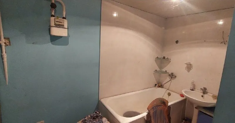 Обменяю на трёхкомнатную квартиру  газифицированный дом с земельным участком в городе харцызске ✅ расположен возле церкви петра и павла, улица короленко. ✅до рынка, автовокзала 10минут пешком, рядом автобусные остановки, магазин. Школа 4 и 5 в шаговой доступности, а также детские сады. ✅в доме коридор, зал  и три изолированные комнаты, большая кухня, ванна, туалет. ✅ перекрыта крыша, окна пластиковые, отопление агв, пластиковый водопровод, счётчики на газ и воду, гараж, беседка, колодец. На участке есть плодовые деревья, виноград. Хорошие соседи. Земельный участок 5 соток в собственности. Собственник ❗❗❗ ☎️ тел. +79493243800 ▪️ недвижимость большого харцызска 👈 подписаться ▪️ разместить объявление ▪️ обсудить ольга - фотография - 3