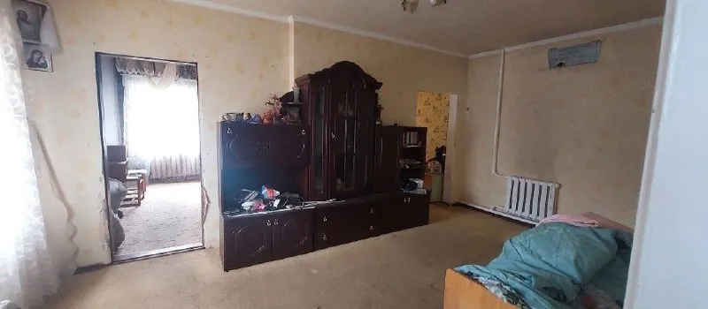 Обменяю на трёхкомнатную квартиру  газифицированный дом с земельным участком в городе харцызске ✅ расположен возле церкви петра и павла, улица короленко. ✅до рынка, автовокзала 10минут пешком, рядом автобусные остановки, магазин. Школа 4 и 5 в шаговой доступности, а также детские сады. ✅в доме коридор, зал  и три изолированные комнаты, большая кухня, ванна, туалет. ✅ перекрыта крыша, окна пластиковые, отопление агв, пластиковый водопровод, счётчики на газ и воду, гараж, беседка, колодец. На участке есть плодовые деревья, виноград. Хорошие соседи. Земельный участок 5 соток в собственности. Собственник ❗❗❗ ☎️ тел. +79493243800 ▪️ недвижимость большого харцызска 👈 подписаться ▪️ разместить объявление ▪️ обсудить ольга - фотография - 4