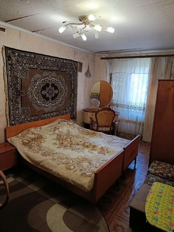 ‼️продажа квартиры‼️ 🏡продаётся трехкомнатная квартира г. макеевка днр, советский район 2-й мкр-н, район дк ✅этажность–3/5 жилого дома ✅общая площадь–62 м2 ✅жилая площадь - 44.2 м2 ✅кухня–5.8 м2 ✅комнаты раздельные двойная входная дверь кондиционер, нагревательный бак ✅состояние жилое вода по графику ✅рядом школа, магазины, рынок, документы готовы к продаже 🔥собственник 💴цена: 3🍋3 рублей реальному покупателю торг‼️ ☎️+7(949) 482-35-69 недвижимость днр - фотография - 5